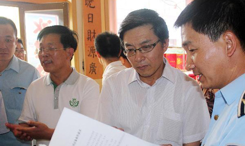 高俊德(右二)和相关部门工作人员检查小作坊 资料图片