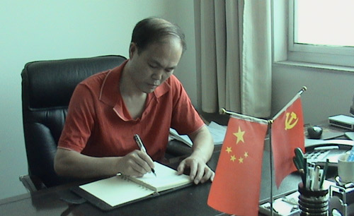 图为赵红泽正在默写《中国共产党纪律处分条例》