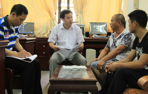 唐彤(左二)向群众了解案情 杨华 摄