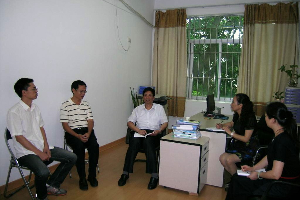 纪委书记王幼新(中间)与考试中心相关人员交流座谈