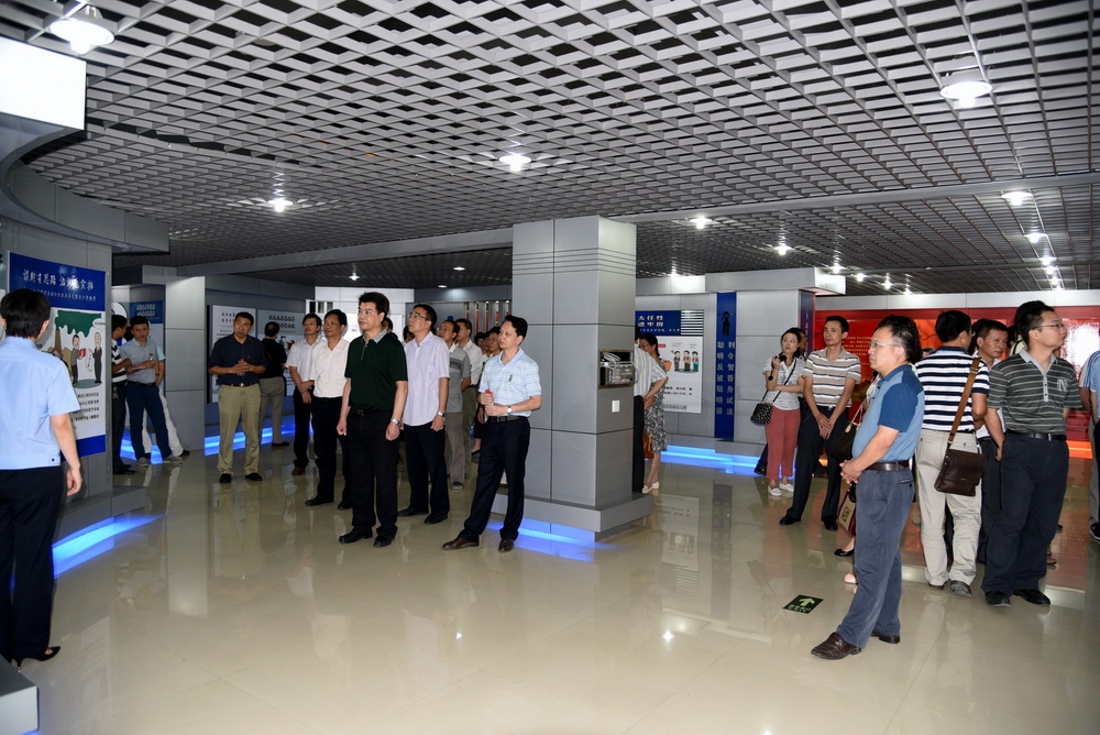 听取腐败典型案例剖析讲解