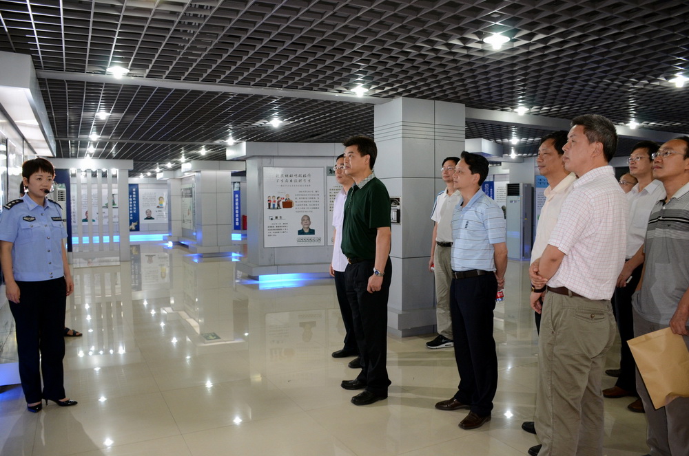 观看腐败典型案例剖析展示