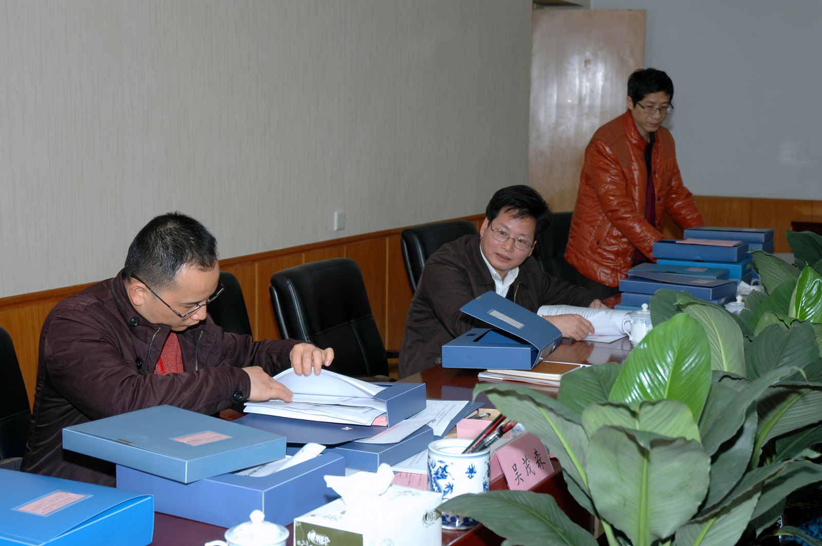 检查组查阅相关支撑材料