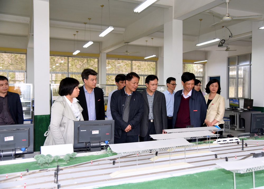 观摩高铁运输沙盘模拟演示