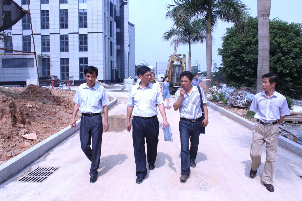 察看校区校园环境