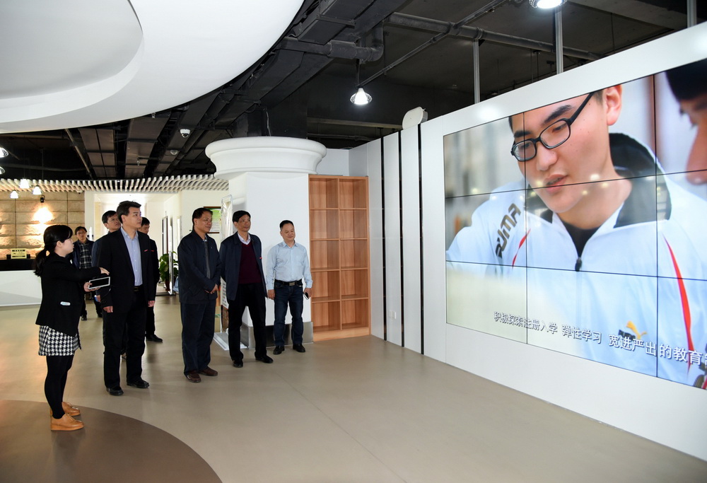 听取数字学习体验中心情况介绍