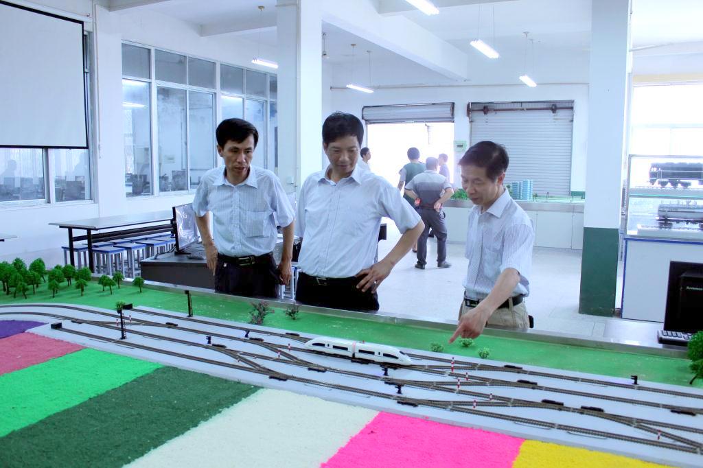 察看铁道运输实训场