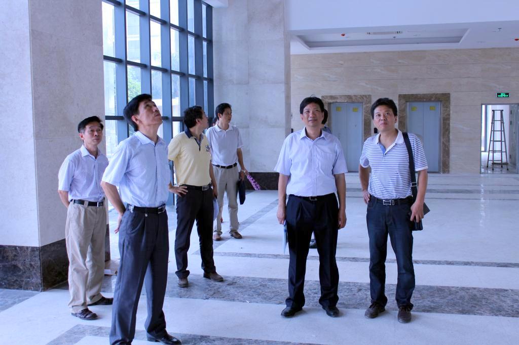 王幼新察看图书办公综合楼装修情况