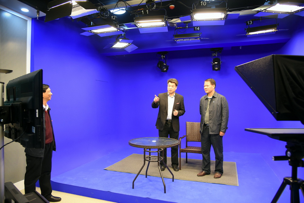 参观多媒体演播室