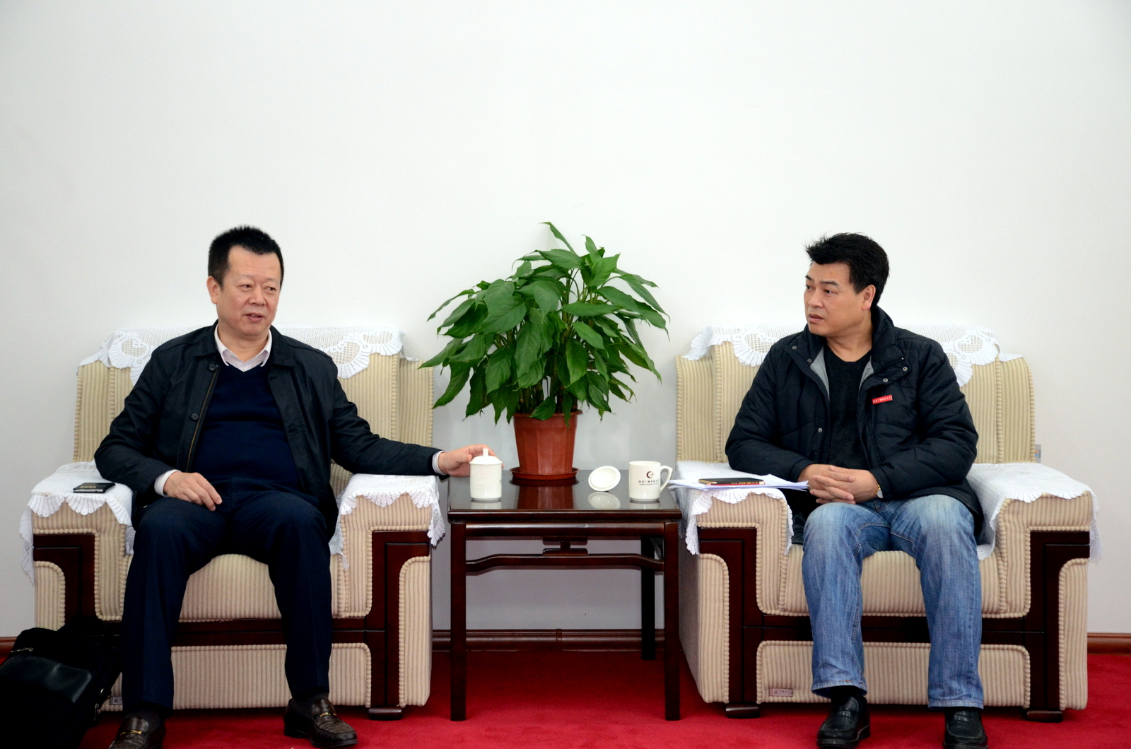 党委书记马国防(右)会见省委教育工委副书记刘剑津(左)